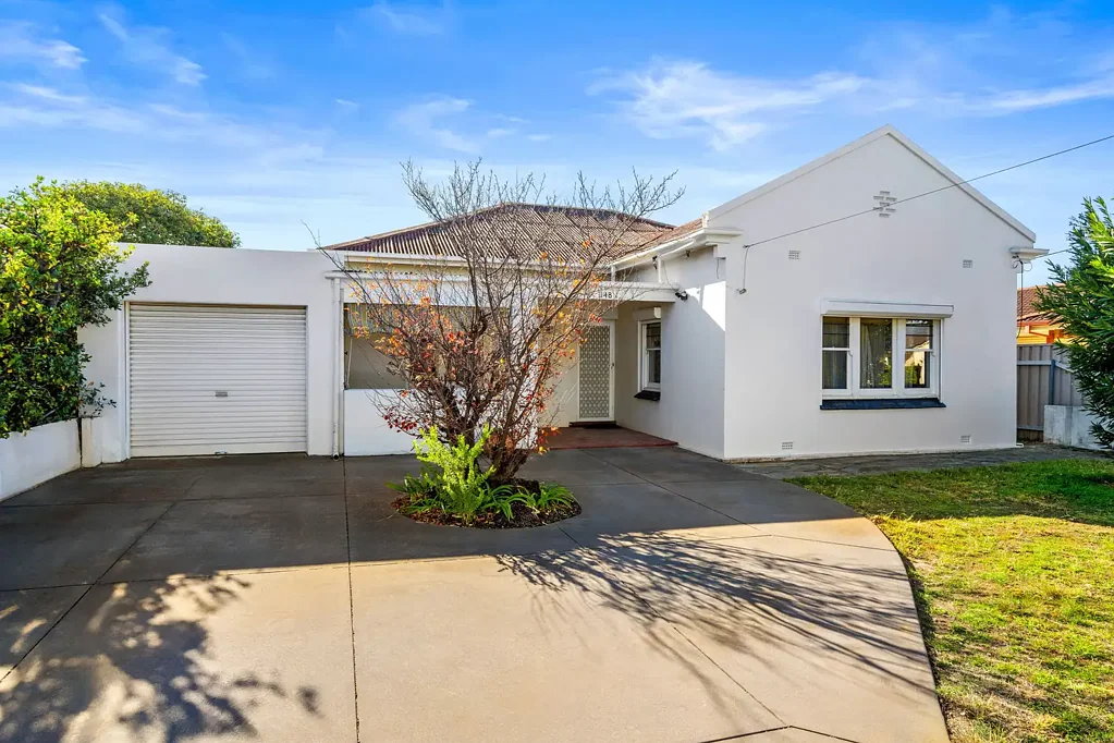 South Plympton 3ਬੈੱਡਰੂਮ Endless Potential on a Generous Allotment in South Plympton