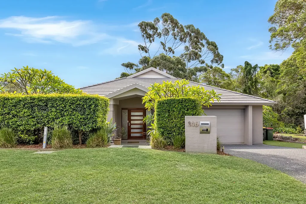 New Lambton Heights 4房  Spacious Family Living & Superb Views on Expansive Leafy Block