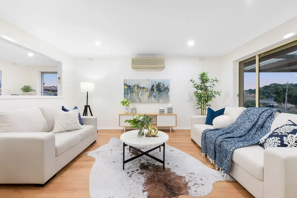 Clayton South 3 Slaapkamer The Brief: Three bedroom family home with a spacious yard, modern kitchen and excellent access to schools, shops and transport.
