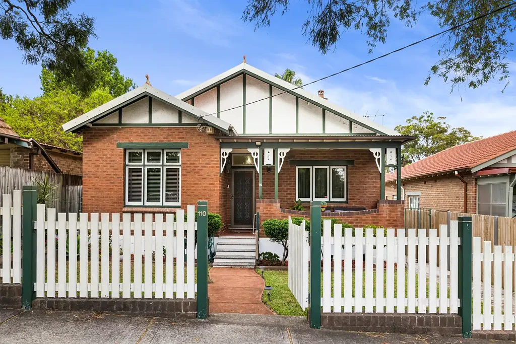 Haberfield 3房 原始特色保留  宽敞阳光庭院  储藏露台潜力  路边停车可设  翻新扩建理想  近学校公园商交通 Move-In Ready Home with Character and Potential