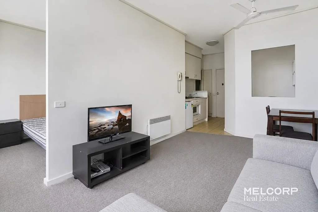 ONE-BEDROOM + STUDY IN THE PRIME MELBOURNE LOCATION - FURNISHED