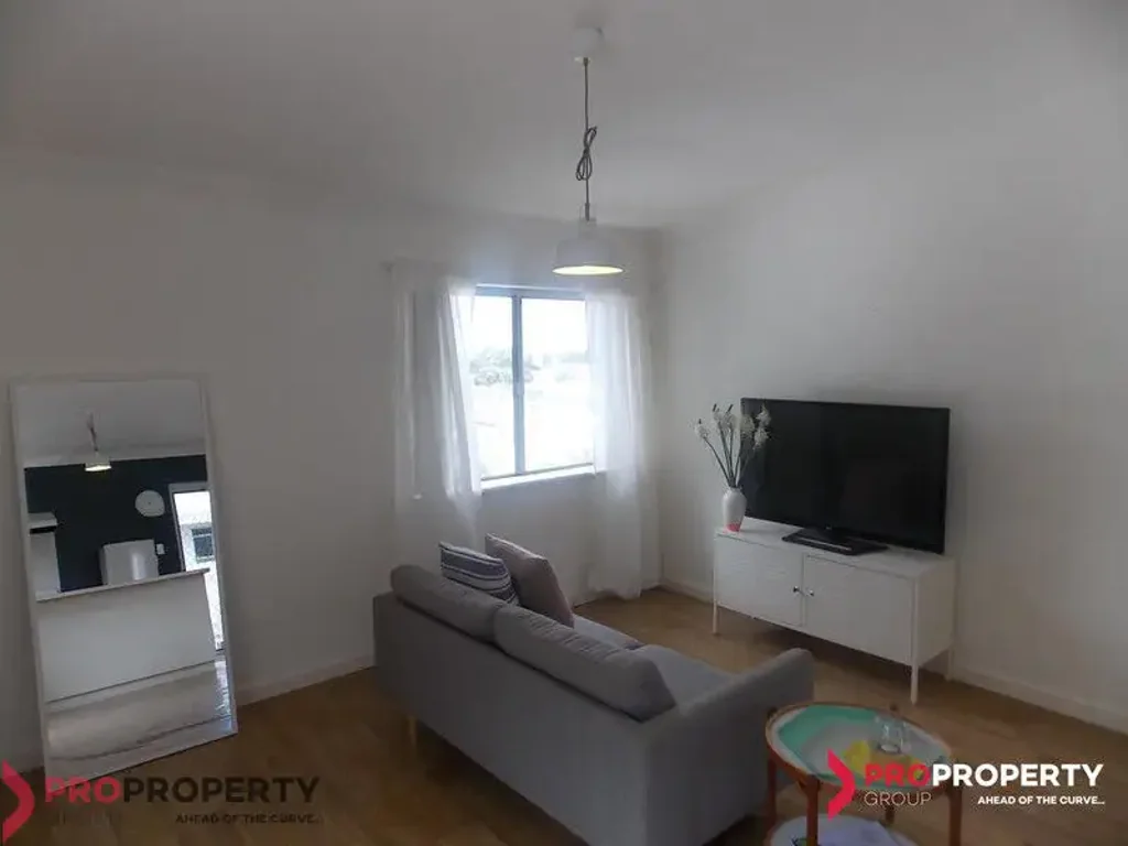 Charming Top Floor 2 Bedroom Unit in Prime Highgate Location