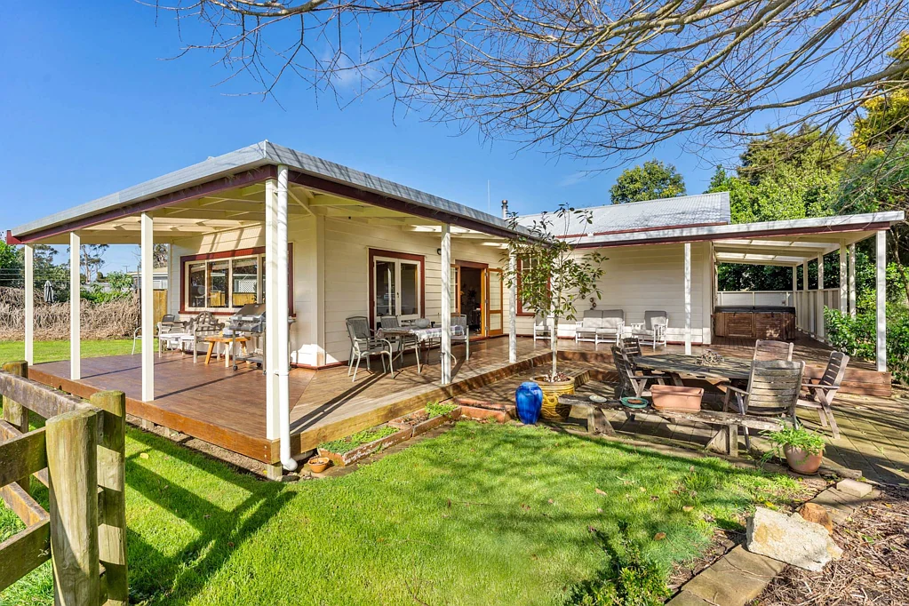 Glenbrook 5 Bedroom TWO HOUSES, EQUESTRIAN SET UP + WATER BORE