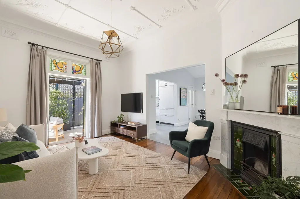 Enmore 3Zimmer Immaculately renovated semi on generous 277sqm block