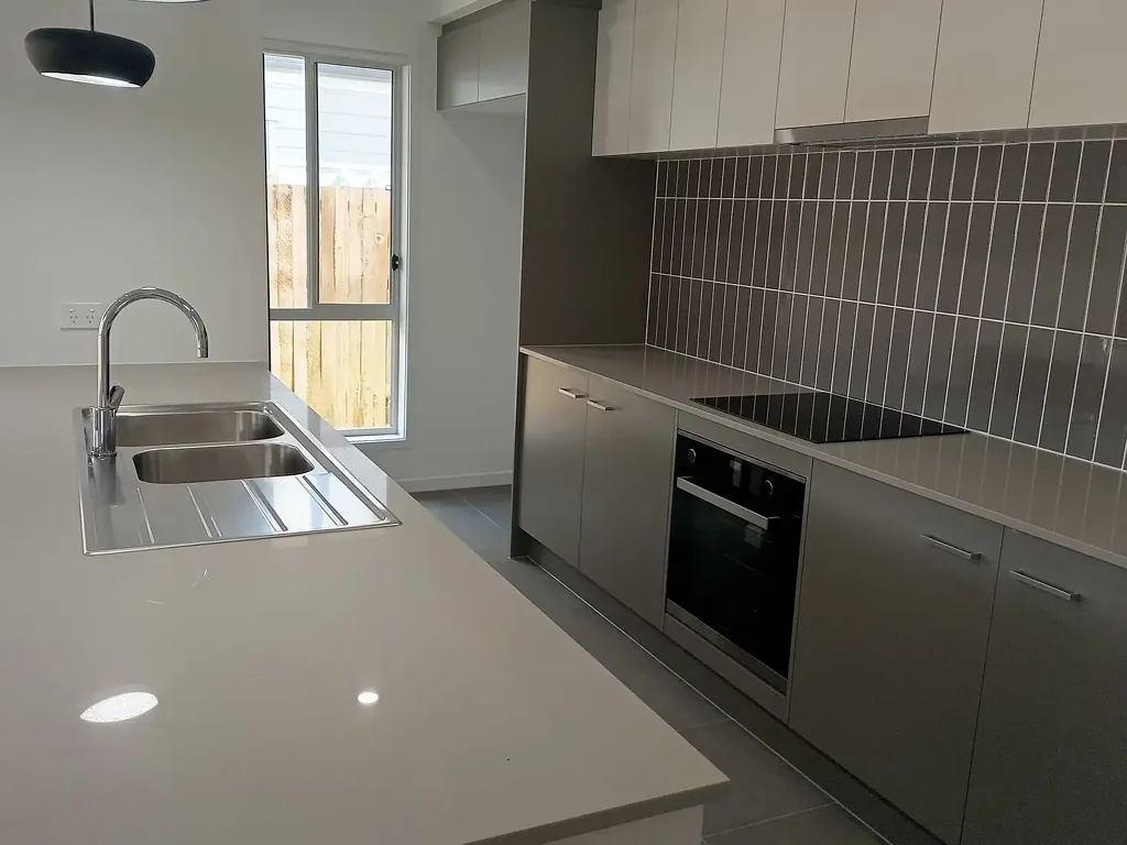 Morayfield 4房 全新即住 7星节能 分体空调 高顶石材台面 安全屏 户外休闲区 Brand new house in Morayfield!