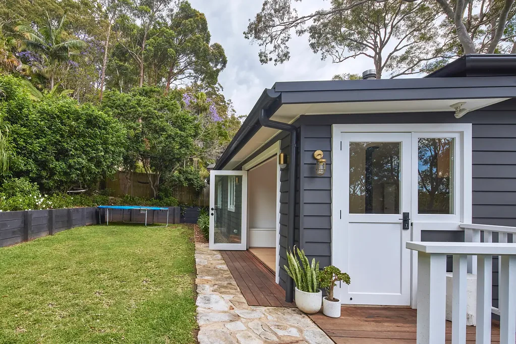 Avalon Beach 4房 海岸魅力小屋 四卧两卫 2021翻新 燃木壁炉 管道空调 ILVE厨电 石材台面 后院草坪 Careel Bay近便 Light-Filled Family Cottage in a Quiet Pocket, Just Minutes to Careel Bay