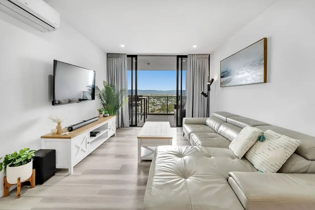 Broadbeach 2房  STUNNING RIVER AND CITY VIEWS BOTH DAY AND NIGHT!