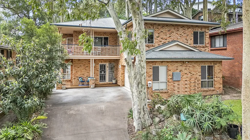 Bateau Bay 5 Slaapkamer Substantial Family Home with Water Views