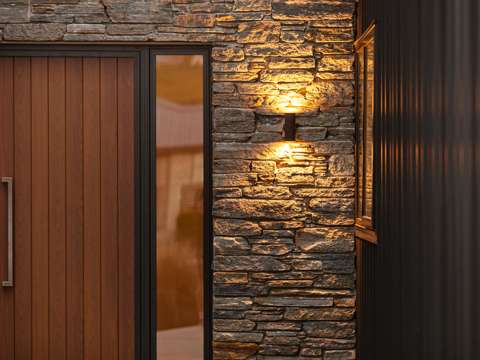 Queenstown 7房  Exceptional home and income in Shotover Country
