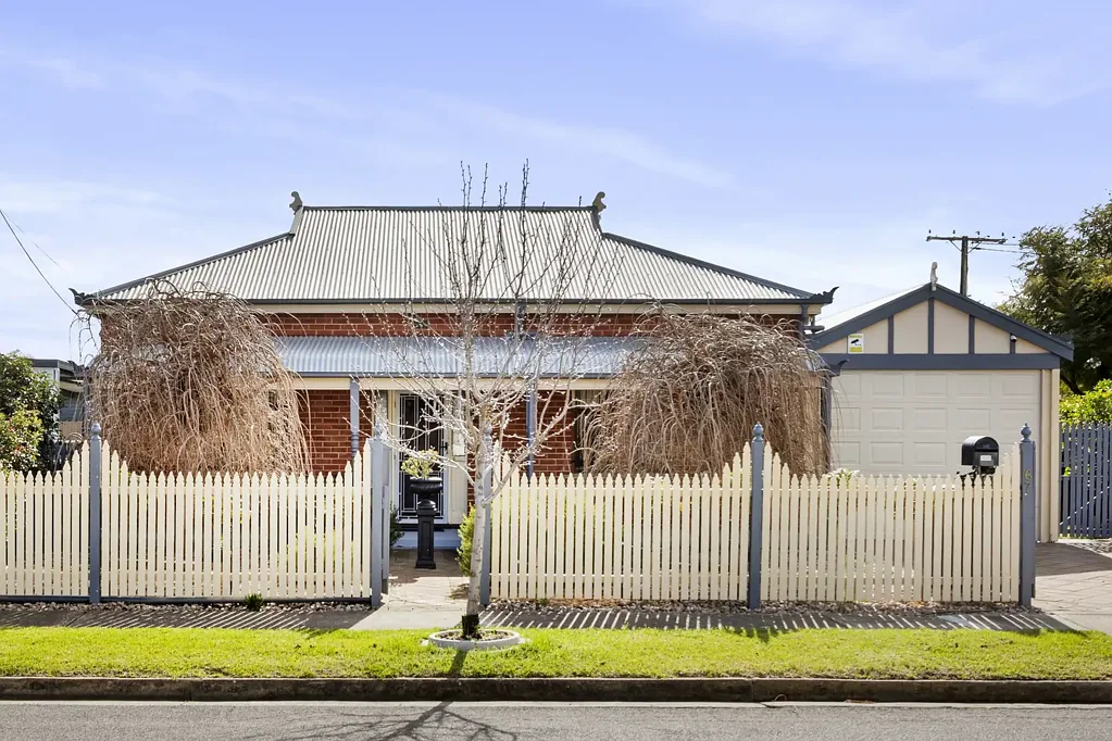 Seaton 4ห้องนอน Charm, Character & Timeless Appeal in this much loved 1930s Symmetrical Cottage