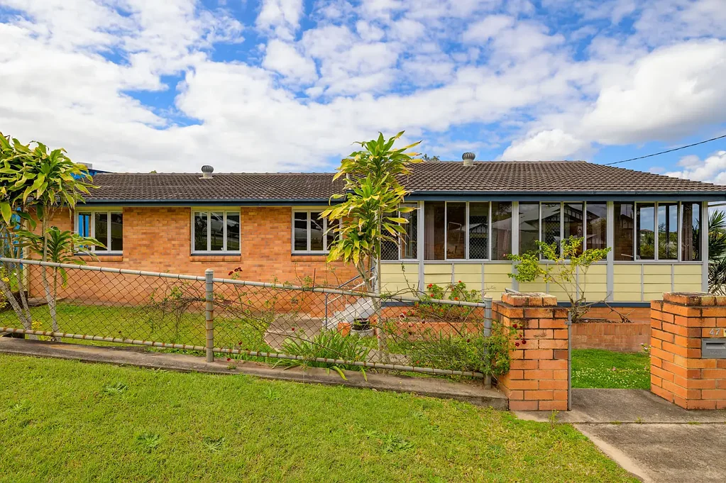 Gympie 4બેડરૂમ A Massive Opportunity in the Heart of Gympie! A Solid Home With Endless Potential!