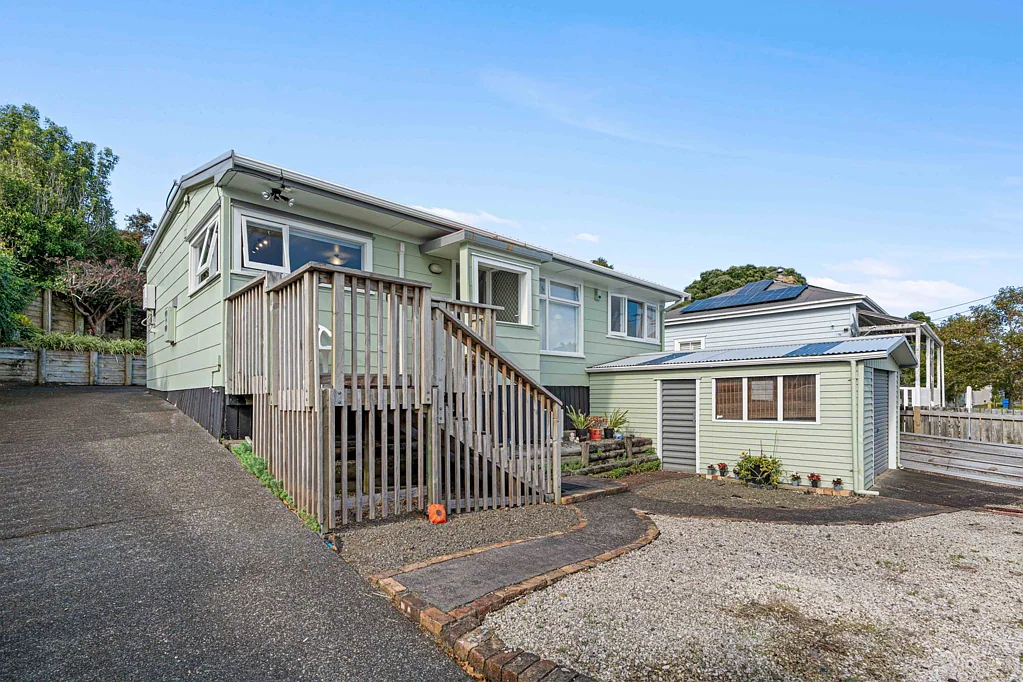 Helensville 3 Slaapkamer POTENTIAL TO CREATE: Your Oasis Awaits