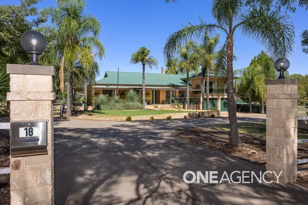 18 KYEAMBA AVENUE, Lake Albert, NSW 2650