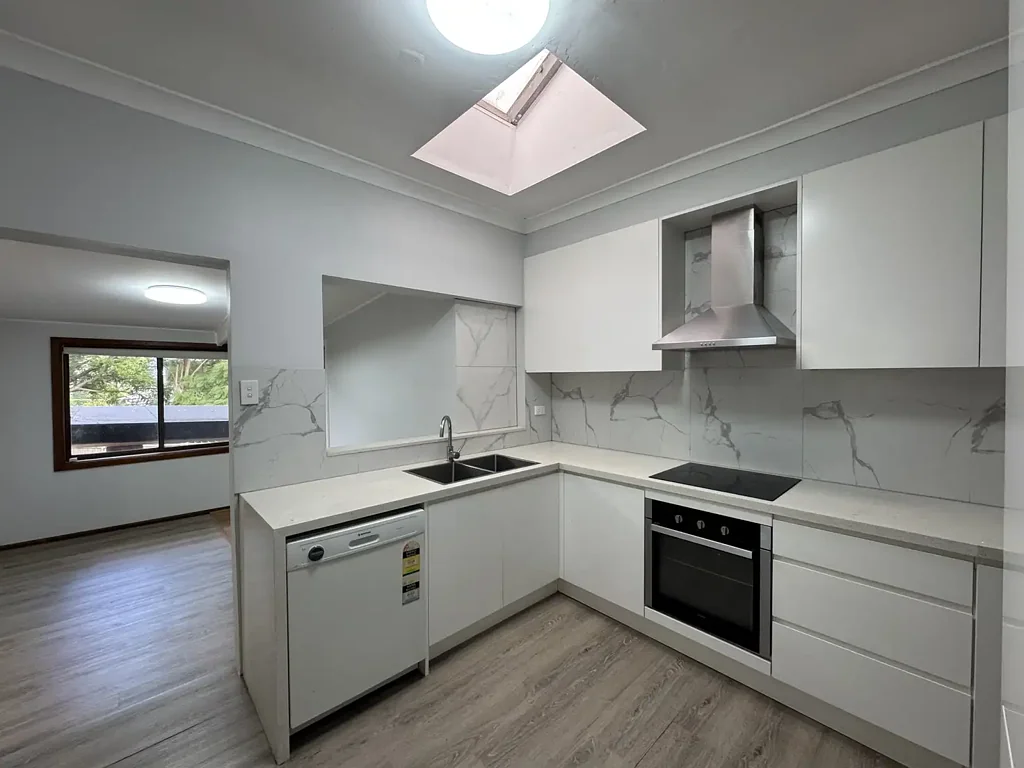Spacious Renovated 4 Bed House, Modern Kitchen, 2.5 Bath & Laundry, hardwood floor, Big Fenced Backyard w/ Car Port