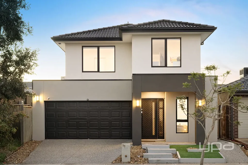 Point Cook 4房 朝东双层设计 高端石材厨房 900毫米电器 双层玻璃隔音 节能太阳能系统 步入式衣帽间 套间浴室 智能安防系统 WiFi视频对讲机 双车位遥控车库 East-Facing & The Most Efficient Family Home in Alamanda’s Elite School Zone!