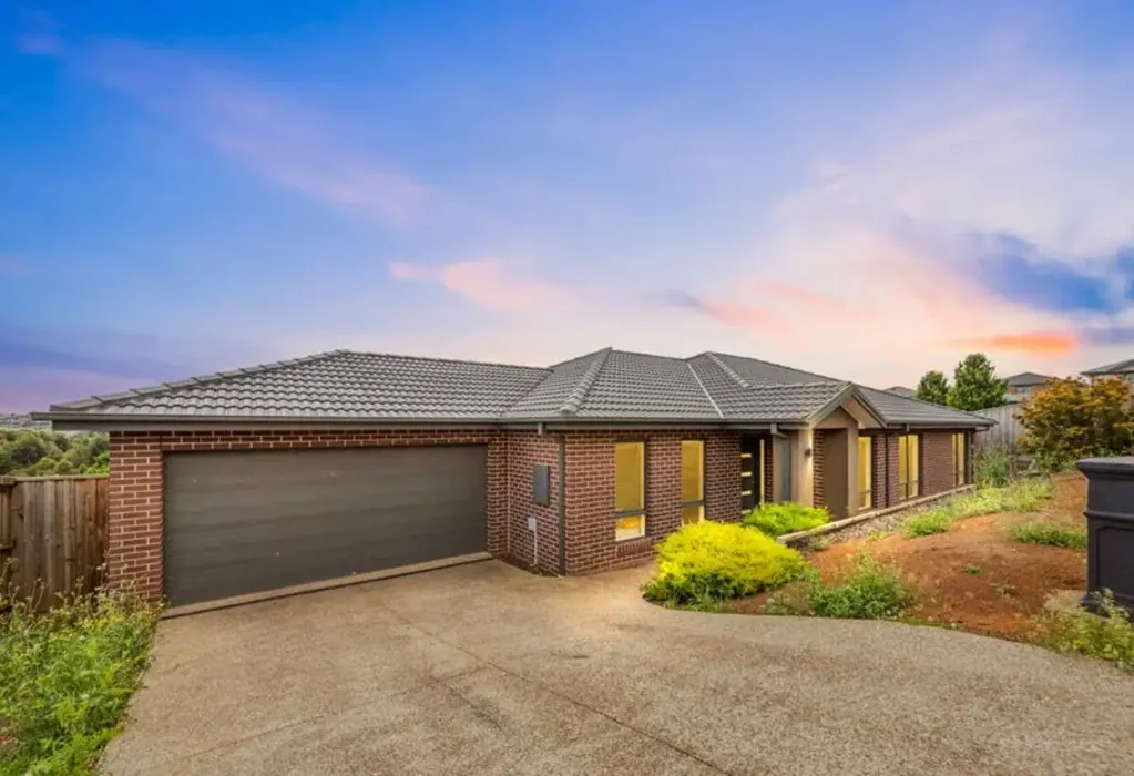 Large 4 Bedroom Home with Big Backyard