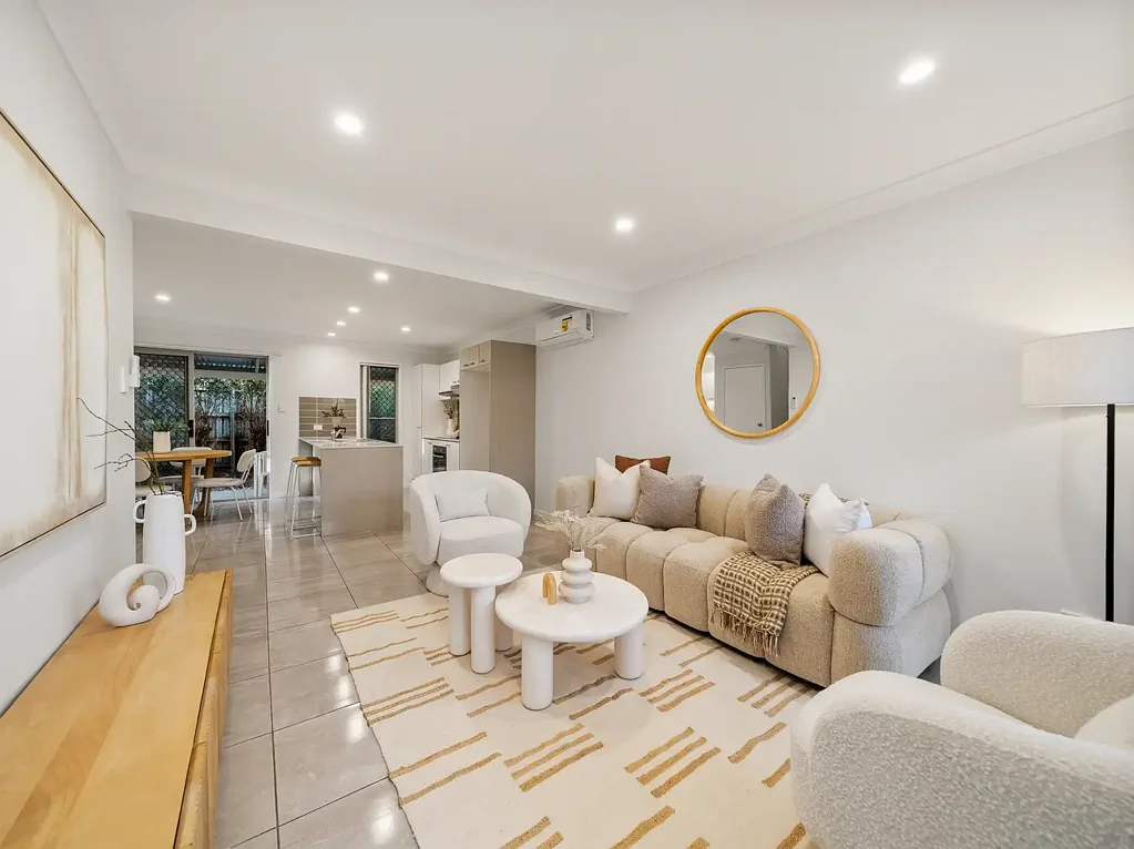 North Lakes 3房 全面翻新的联排别墅，低物业管理费！ Completely Updated Townhouse with Low Body Corporate Fees!