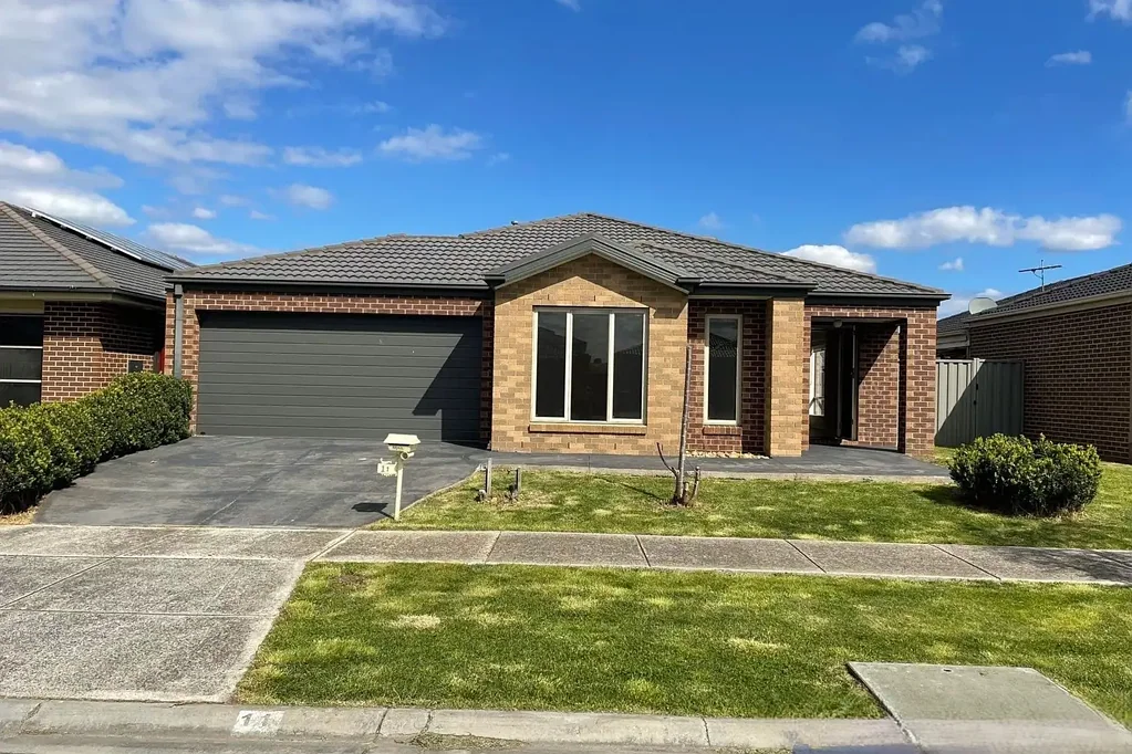Four bedrooms with 2 Livings!