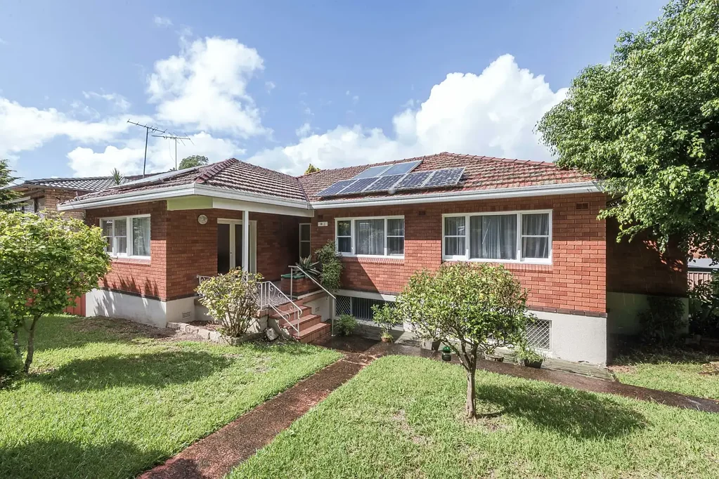 Earlwood 6房 758平米宽临街面 六卧双浴 三车位 舒适布局 未来潜力 贴近便利 Prime Opportunity with Scale, Frontage and Future Potential in Earlwood