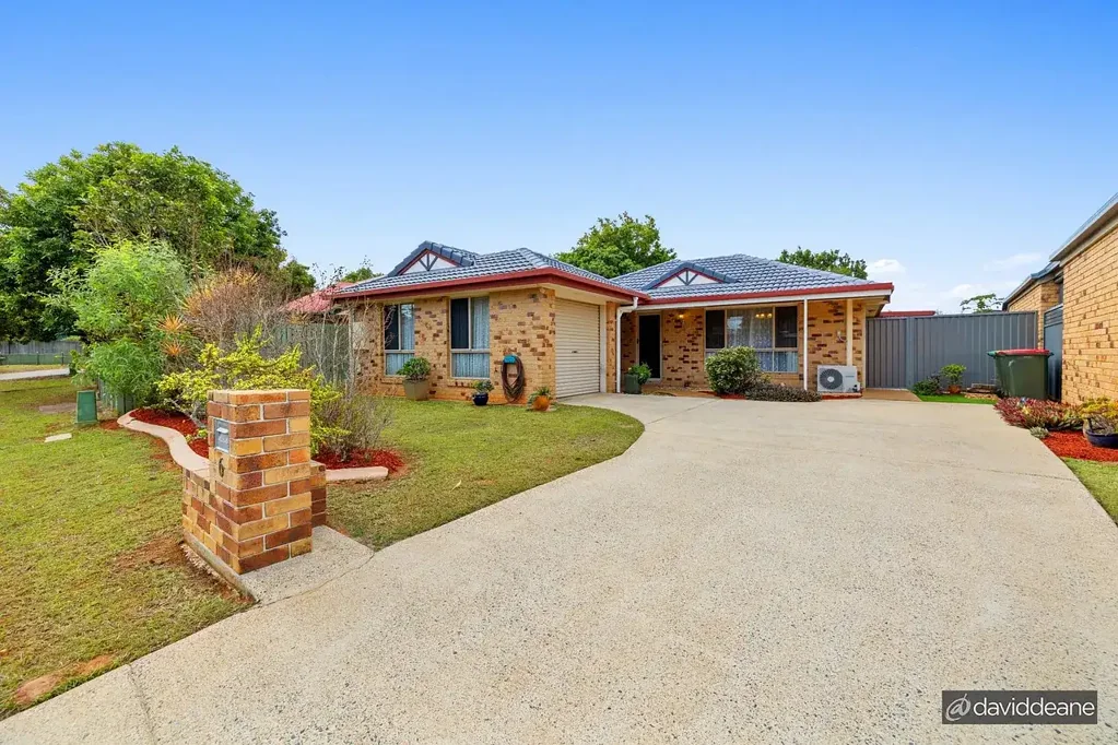 Modern Family Home with Bushwalks & Shopping Nearby
