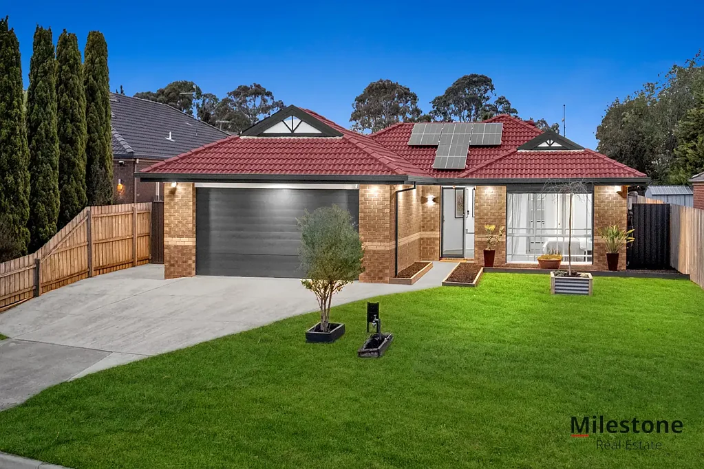 10 Hasluck Crescent, Lynbrook, VIC 3975
