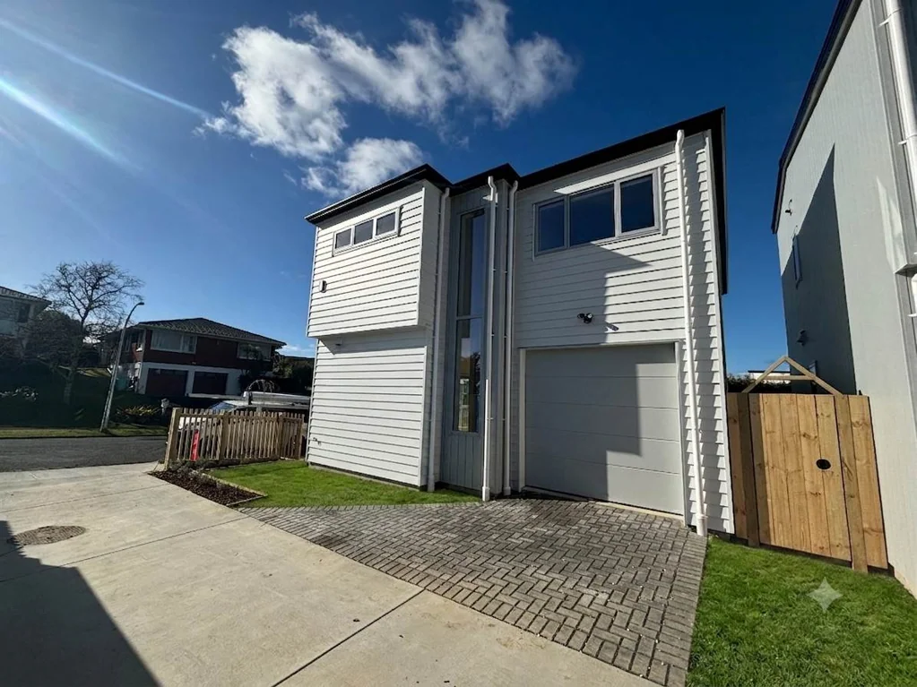 Brand New Family Home in Prestigious Sunnyhills