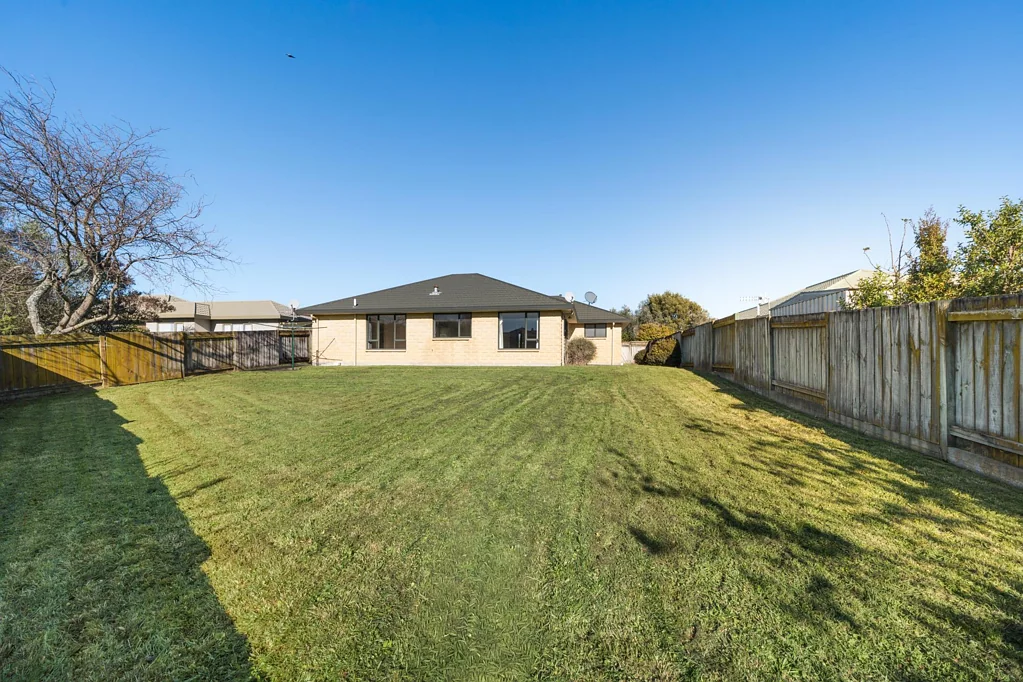 Kelvin Grove 3房  Brick Do-Up Backing Onto Reserve!