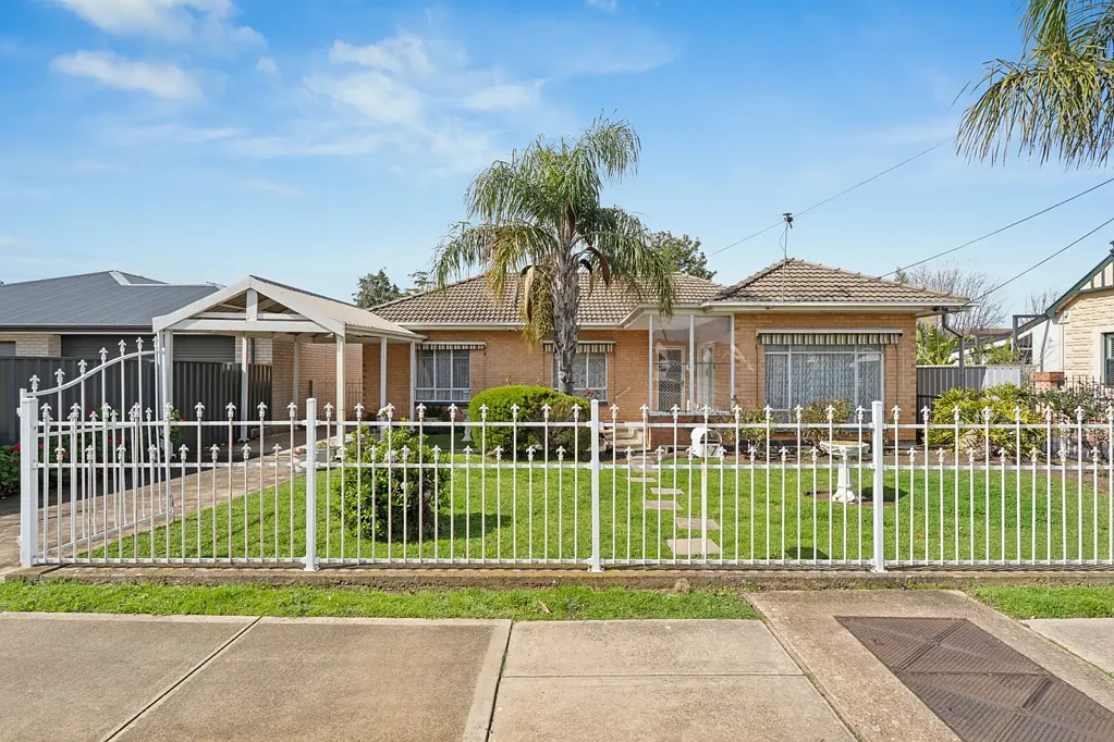 Brooklyn Park 3房  Solid Brick Home With Potential