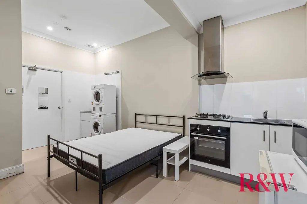 STUDIO LIVING IN THE HEART OF STRATHFIELD!