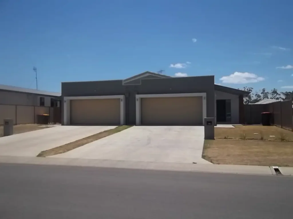 Moranbah 6Kwarto Duplex each on separate titles with excellent ROI !