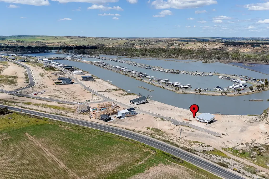 Mannum Waterfront Living at Its Finest - Dock Your Ski Boat at Your Own Back Door!