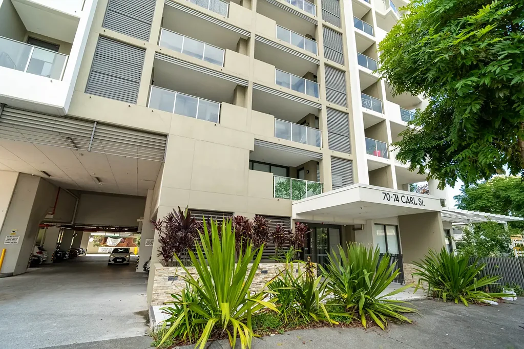 Woolloongabba 2房 Woolloongabba活力地段 采光通风佳 2大卧室带套间 宽敞露台城市景观 泳池BBQ区 专属车位 Long-Term Investment Opportunity with Future Rental Upside in Prime Inner-City Location