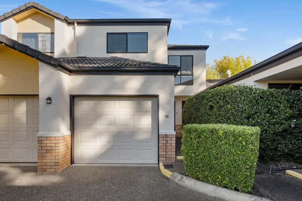 CARSELDINE'S BEST COMPLEX WITH INGROUND POOL