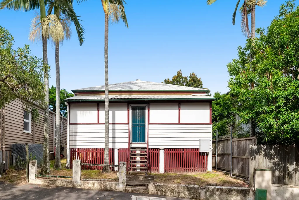 Petrie Terrace 3房 两块地块362平米 历史街区acreage 原始VJ墙 高天花板 空置三卧殖民小屋 后方185平米空地开发机会 无与伦比市中心便利 社区设施齐全 Fantastic Opportunity To Enter The Market