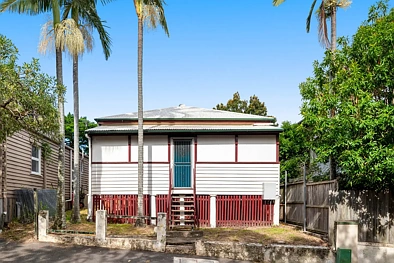 Petrie Terrace 3房 两块地块362平米 历史街区acreage 原始VJ墙 高天花板 空置三卧殖民小屋 后方185平米空地开发机会 无与伦比市中心便利 社区设施齐全 Fantastic Opportunity To Enter The Market