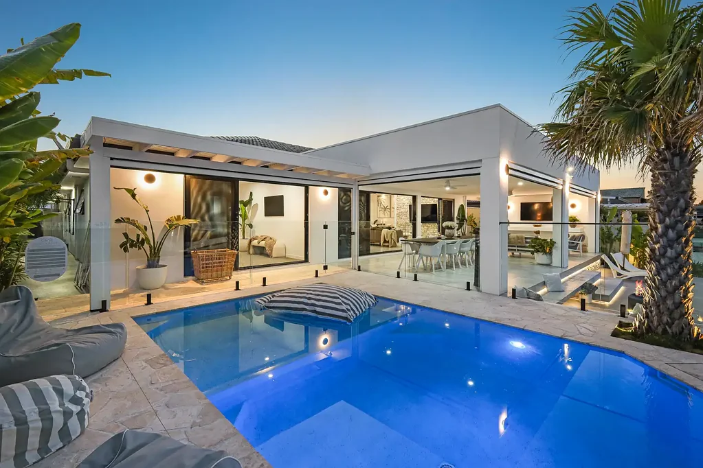 Runaway Bay 4Kwarto Luxurious Waterfront Entertainer - Practically New - 18m+ frontage Runaway Islands