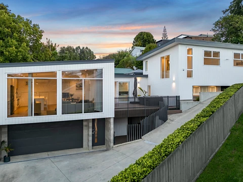 Birkdale 4 Bedroom Beyond Ordinary: Modern Family Living