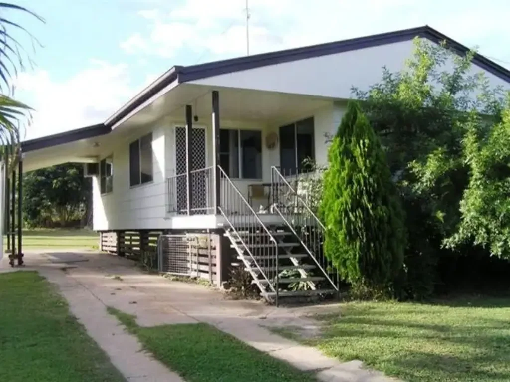 Bring your suitcase this fully furnished home awaits.