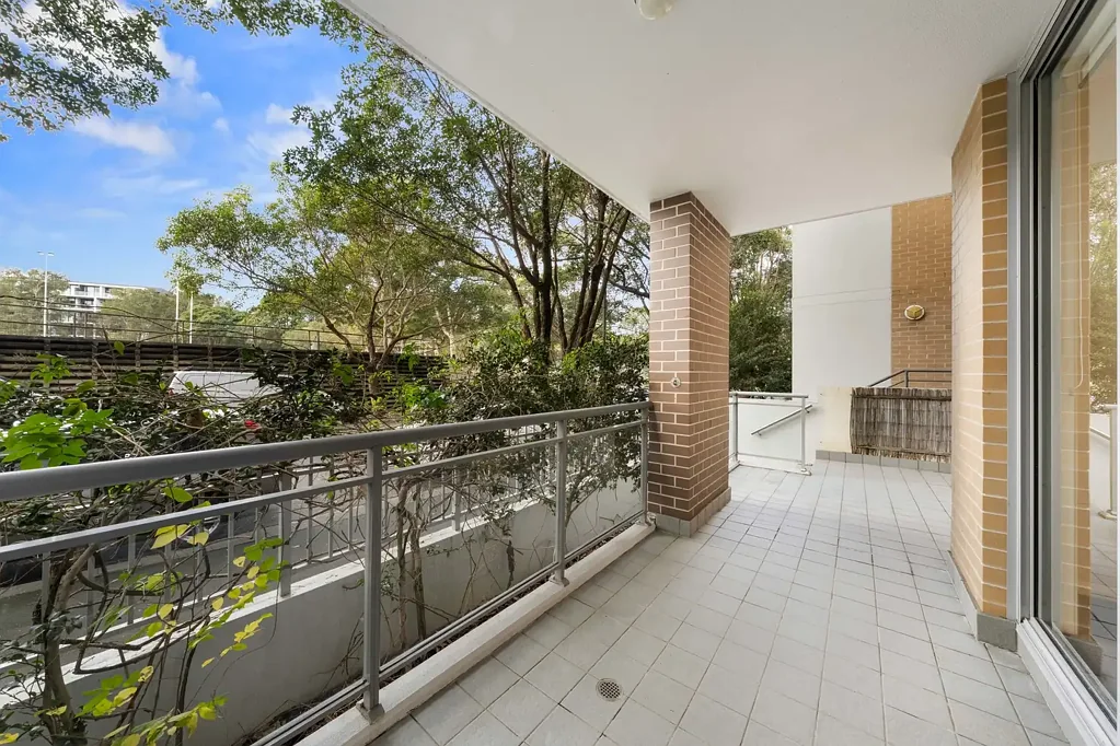 Newly Updated 96m2 One Bedroom Courtyard Apartment