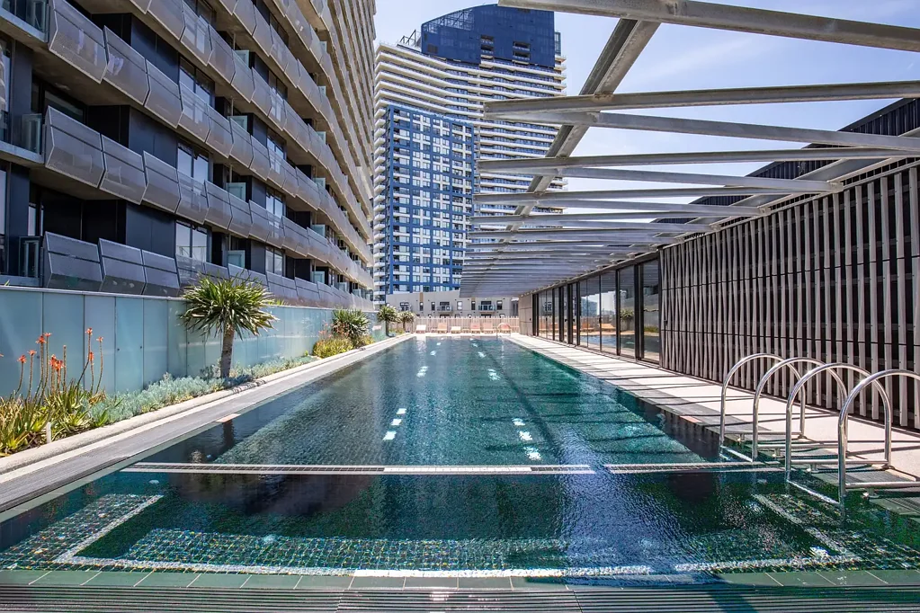 UNFURNISHED 2 BEDROOM WITH AMAZING DOCKLANDS VIEWS