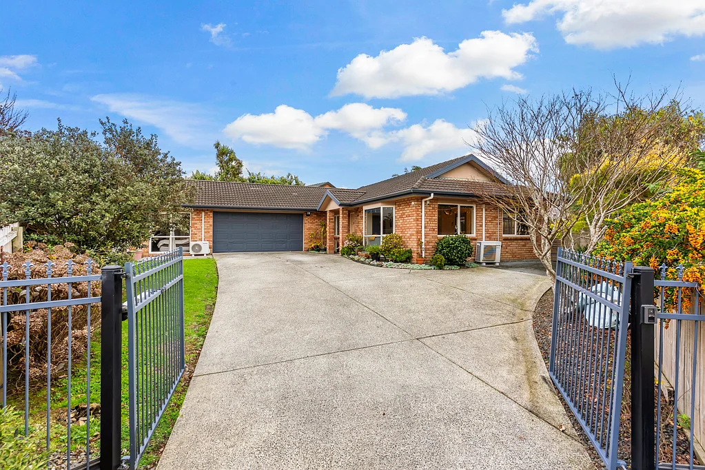 Flat Bush 5Kwarto Lucky number 8 for Sale! Vendors downsizing