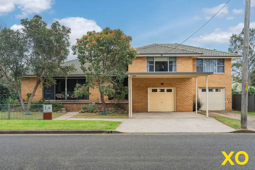 Singleton 4Kwarto Family Home on Generous Block with Superb
Golf Course Views