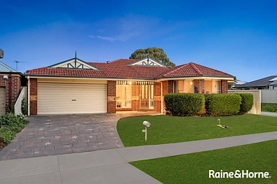 Cranbourne East 4房 宽敞四卧 512平米大地 优质地毯 全屋地暖 双车库 藤架庭院 靠近优质学校 便捷交通 The Complete Family Package!