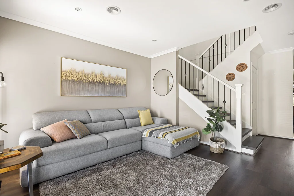 Hillside 3房 保养得宜外观 优质装修 多个生活区域 私人后院 主卧套间 便捷交通 Stylish, Low-Maintenance Living with Lifestyle Appeal