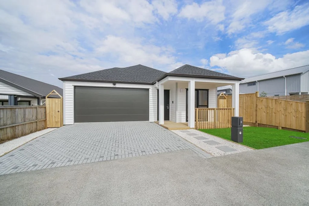 Karaka 5 Bedroom Charming Family Home in the Heart of Karaka