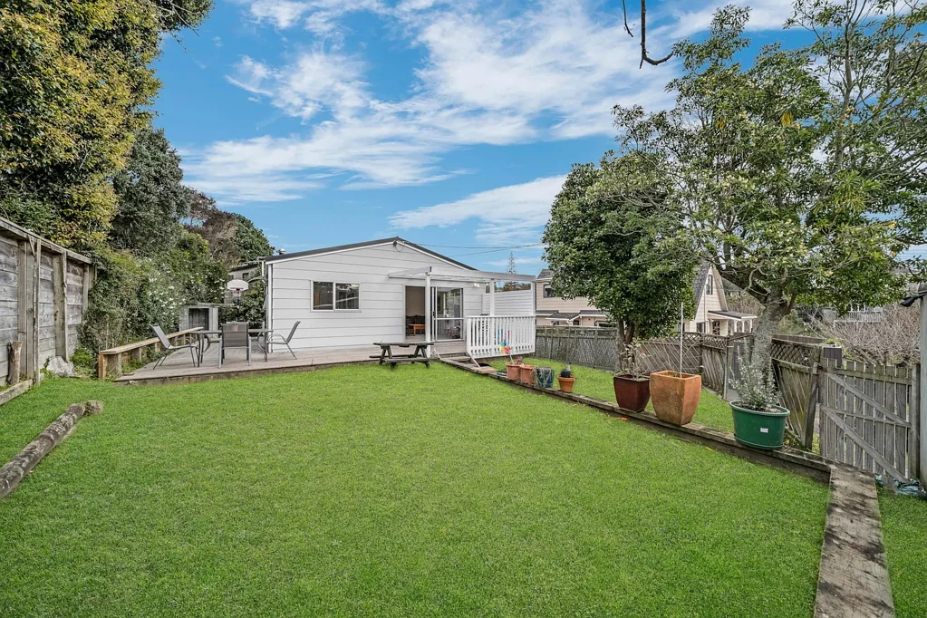 Beach Haven 3 Bedroom Tucked Away, Sun-Filled, Seconds to Everything...