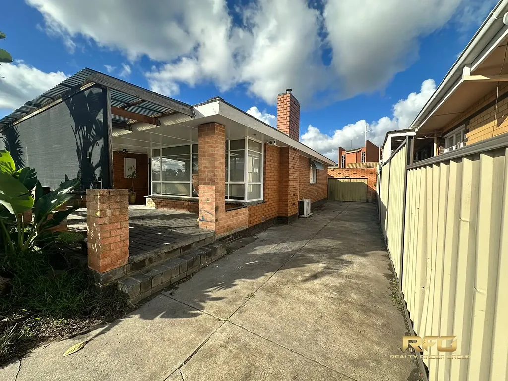 Well-Located Family Home in the Heart of Deer Park