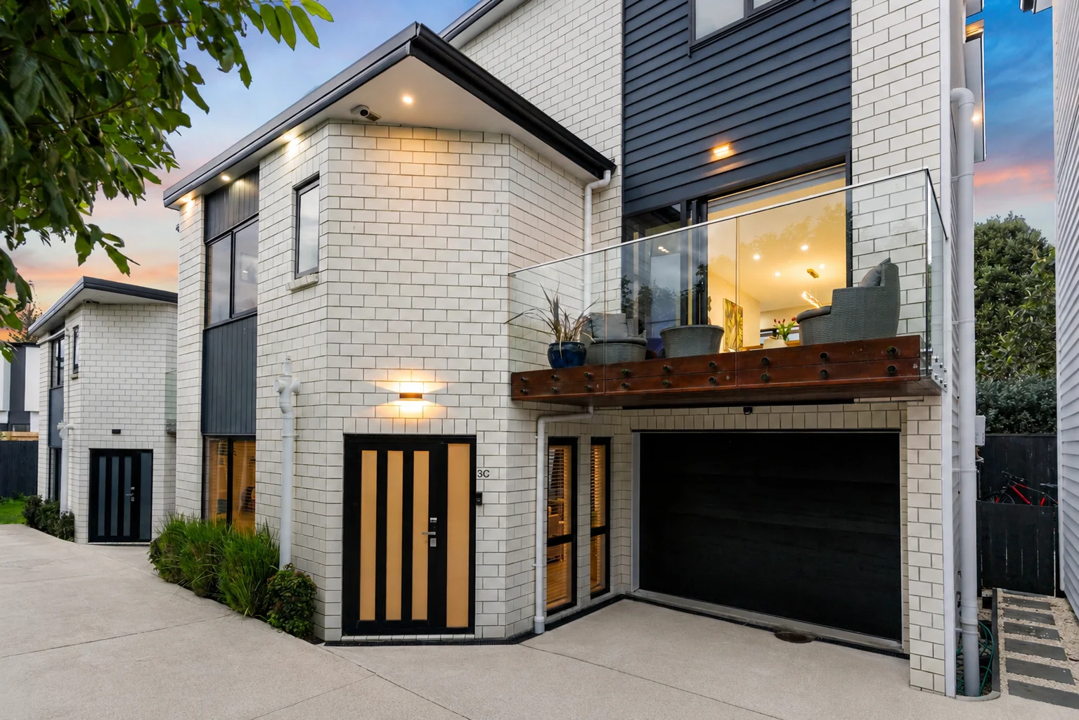 Te Atatu Peninsula 4房 Modern Tri-Level Luxury