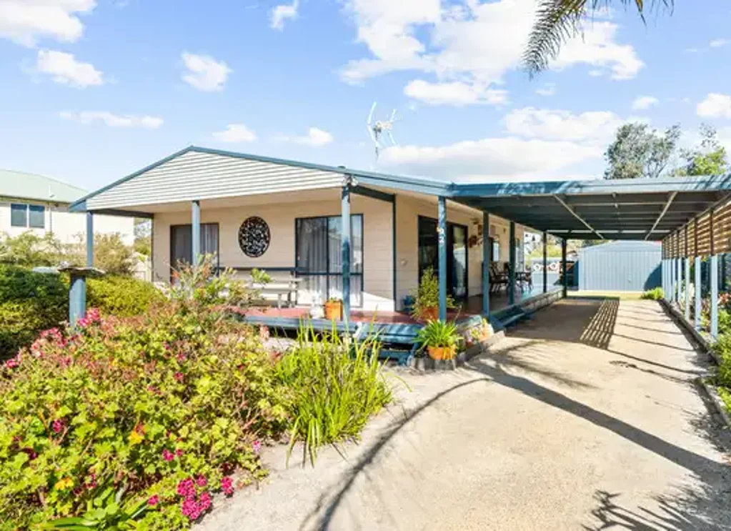 Loch Sport 3房  LOVELY FURNISHED HOME IN GREAT LOCH SPORT LOCATION!