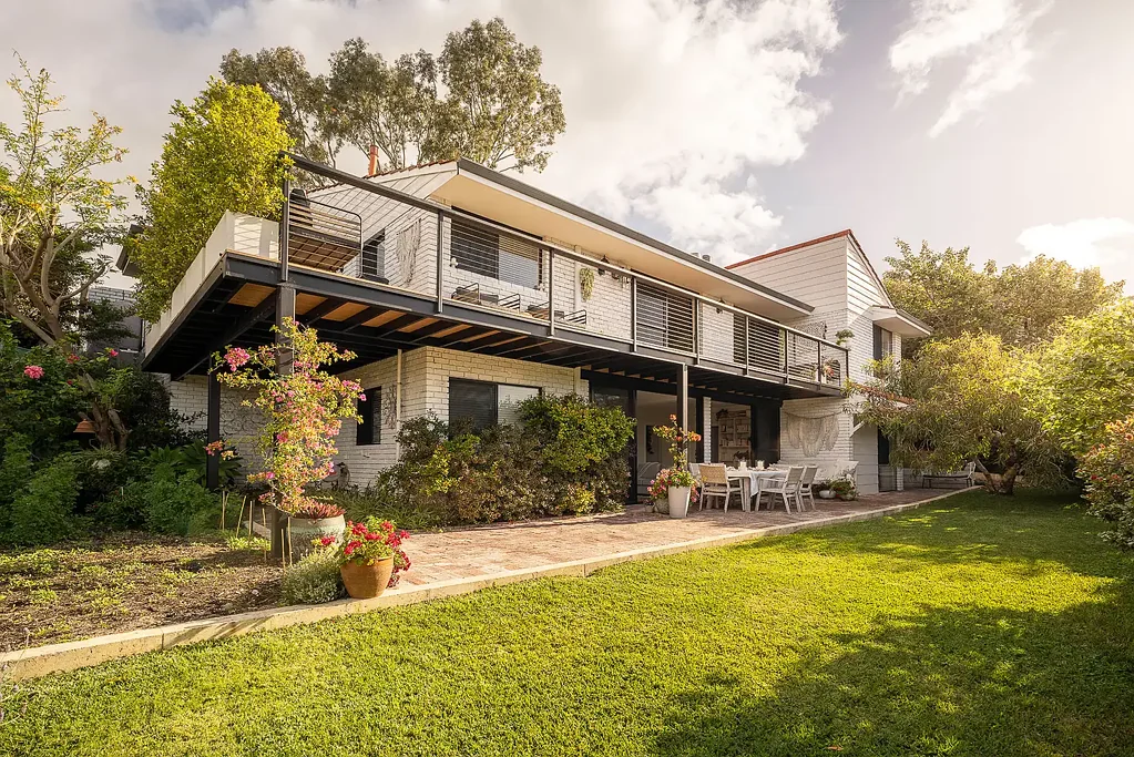 Mosman Park 5ਬੈੱਡਰੂਮ HILLSIDE MODERN ELEGANCE - NORTH-FACING BALCONY VIEWS & GARDEN.